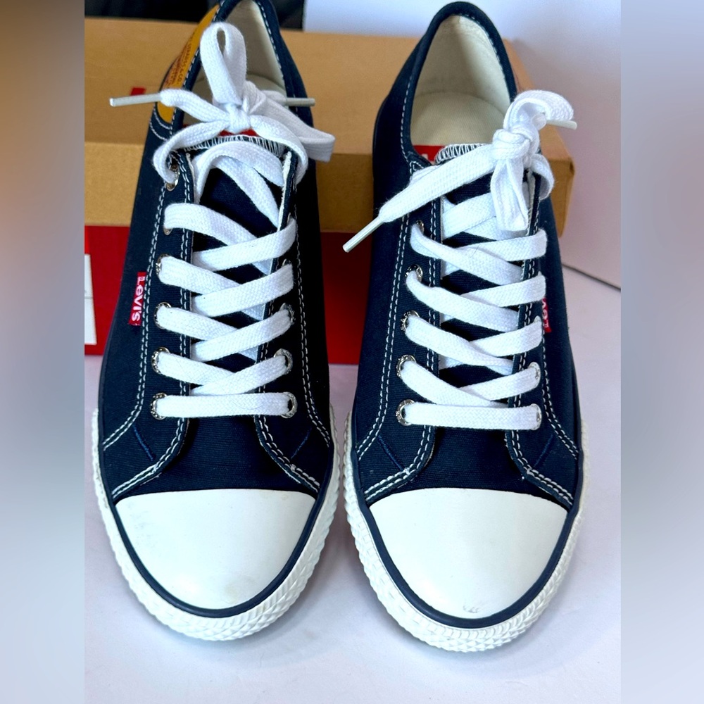 Ladies Levi’s Stan Buck sneakers. Size 6.5